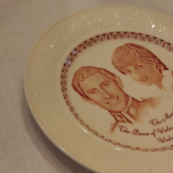 Prince Charles & Diana Royal Wedding Plate 1981  - Picture 4 of 7